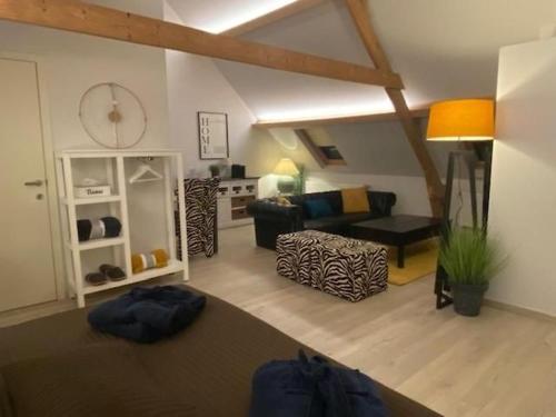 sala de estar con sofá con estampado de cebra y sala de estar en B&B Chez Marraine, en Lissewege