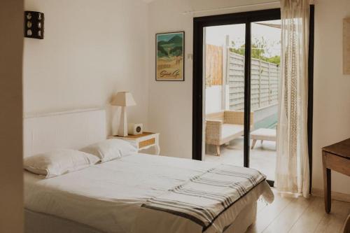 Voodi või voodid majutusasutuse Villa Moderne avec piscine à 100m de la mer toas