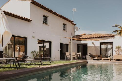 Bassein majutusasutuses Villa Moderne avec piscine à 100m de la mer või selle lähedal