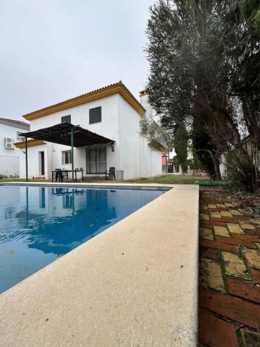 Πισίνα στο ή κοντά στο Gran Chalet a 13 min de Sevilla