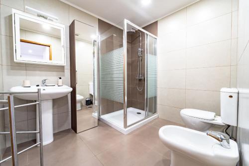 a bathroom with a shower and a sink and a toilet at Flat Armada II - Apartamento T5 junto ao BragaParque in Braga