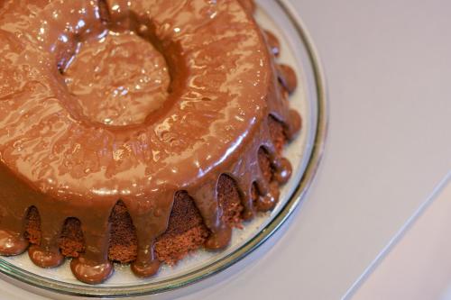 a chocolate cake on a plate with chocolate icing at Realce Hotel in Jaú