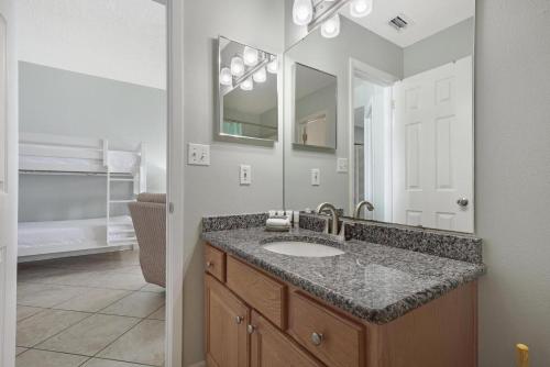 een badkamer met een wastafel en een spiegel bij Cozy 1BR/1BA Condo w/ Stunning Views in Orange Beach