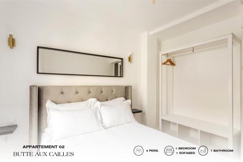 um quarto com uma cama com um espelho por cima em Beauquartier - Butte aux cailles em Paris
