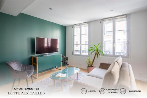 sala de estar con sofá y TV en Beauquartier - Butte aux cailles, en París