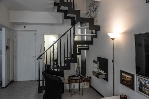 uma sala de estar com uma escada em espiral numa casa em Centre View em Altofonte