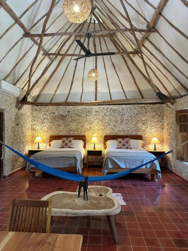 um quarto com duas camas numa tenda em Hacienda Guesthouse with Private Cenote em Espita