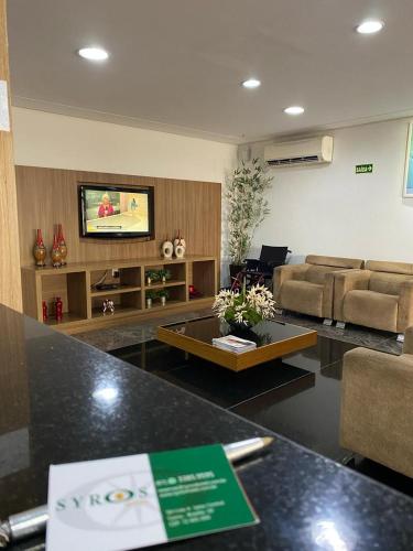 Televisyen dan/atau pusat hiburan di Syros Hotel