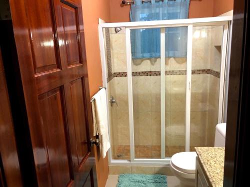 La salle de bains est pourvue d'une douche et de toilettes. dans l'établissement Azul-Lapis Lazuli, à Runaway Bay