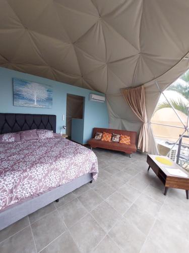 - une chambre avec un lit et une tente dans l'établissement Pura Vista Glamping, à La Fortuna