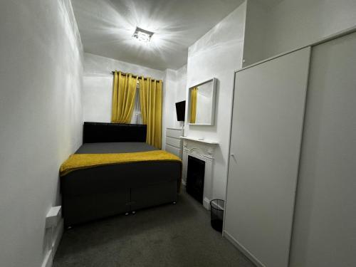 ブレントウッドにあるOnsite apartments in central Brentwoodの小さなベッドルーム(ベッド1台、暖炉付)
