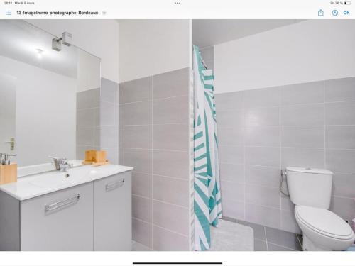 biała łazienka z toaletą i umywalką w obiekcie Maison Caroline Arkea Arena w mieście Bouliac