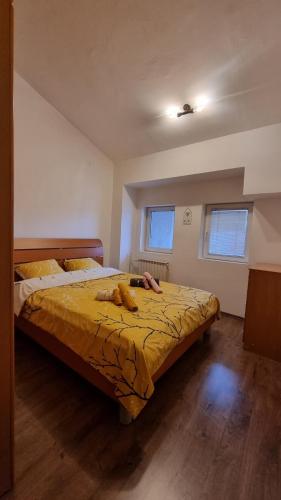 - une chambre avec un lit doté d'un ours en peluche dans l'établissement skopje centar apartment, à Skopje