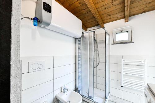 a bathroom with a shower and a toilet at RUSTICO ALLE MURA Love & Bike in Toirano