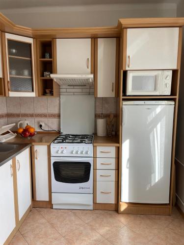 Cuisine ou kitchenette dans l'établissement Apartament TrzyMaj