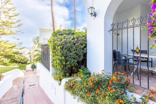 een balkon met bloemen op een huis bij Apartment in Cabopino in Marbella