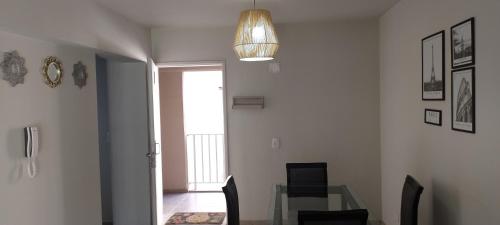 ein Esszimmer mit einem Glastisch und einer Lampe in der Unterkunft Del vino departamento in La Cieneguita