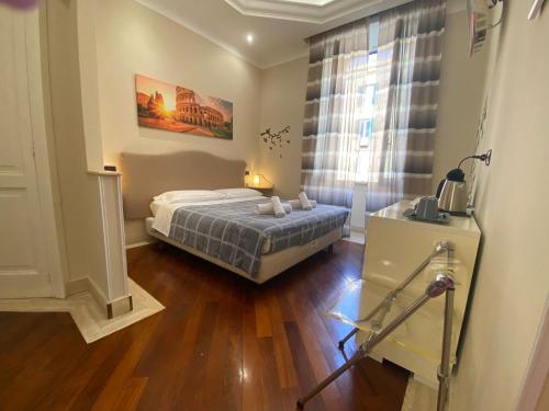 Un dormitorio pequeño con una cama y una ventana. en Rent rooms Saint Peter, en Roma