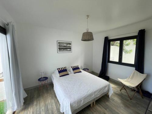 - une chambre blanche avec un lit et une fenêtre dans l'établissement La Kaz À Bonér !, à Saint-Leu