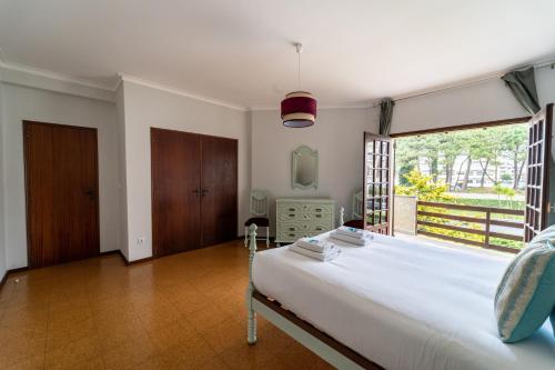 1 dormitorio con cama grande y ventana grande en Amorosa Villa, 500m from the beach by House and People en Amorosa