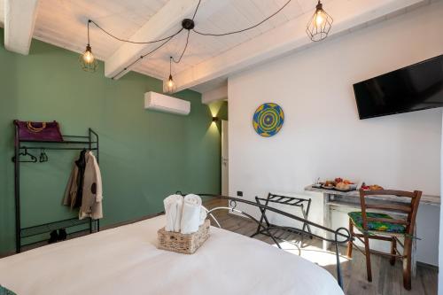 a room with a bed and a tv and a table at Casa Addis B&B in Scapezzano