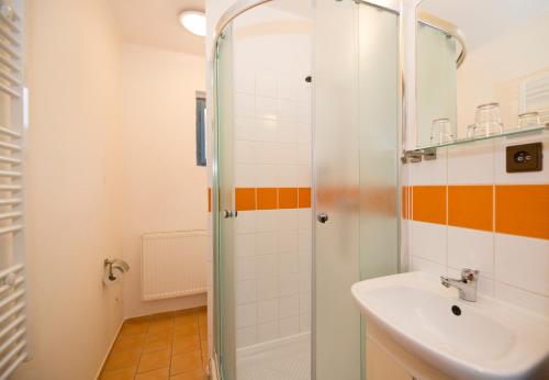 a bathroom with a shower and a sink at Apartmány u jezera Fami*** in Doksy