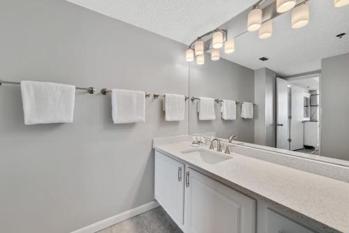 y baño con lavabo y espejo. en Stunning Views, 3BD/2BA w/ Private Balcony en Orange Beach