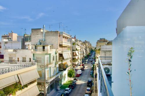 vistas a una calle de la ciudad con edificios en Piraeus Relax, en Pireo