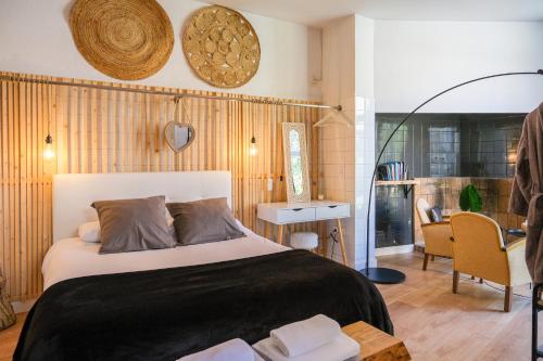 ein Schlafzimmer mit einem großen Bett in einem Zimmer in der Unterkunft Cal Capó alojamiento con jacuzzi in Besalú