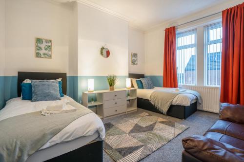 a bedroom with two beds and a couch at 3 Bed-Free Parking-Close to City in Low Team