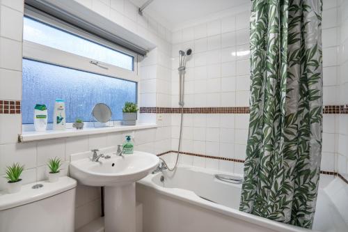 A bathroom at 3 Bed-Free Parking-Close to City