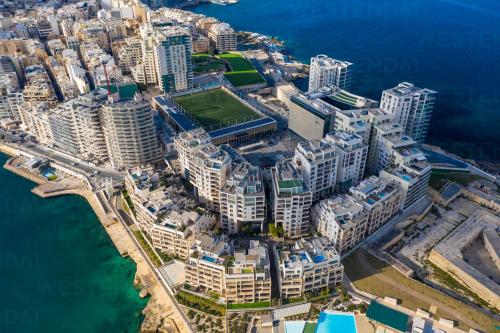 una vista aérea de una ciudad junto al agua en Spacious 3 bedroom in Sliema!, en Sliema