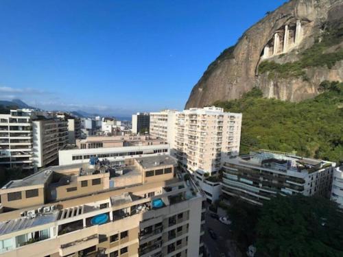 uma vista para uma cidade com edifícios e uma montanha em Esplêndido e Aconchegante no Rio de Janeiro