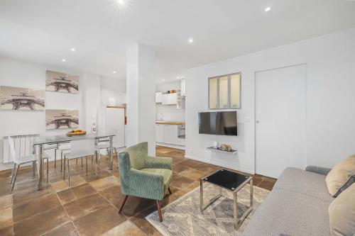 un salon avec un canapé et une table dans l'établissement Bella Citta, à Paris