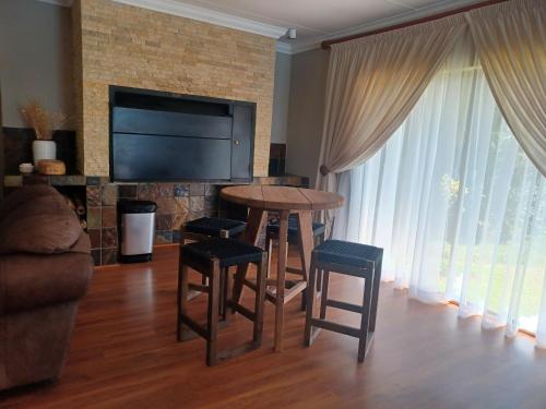TV a/nebo společenská místnost v ubytování Tristan's Place Guest House