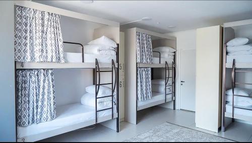 מיטה או מיטות קומותיים בחדר ב-Compass Hostel Sydykova