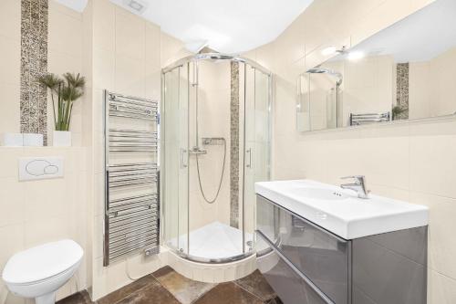 une salle de bain avec une douche, des toilettes et un lavabo dans l'établissement Bella Citta, à Paris