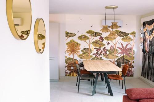 代夫勒的住宿－L'orée de la Forêt，一间带桌子和壁画的用餐室