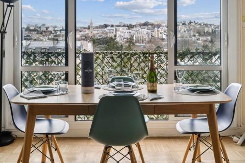 une salle à manger avec une table et des chaises et une fenêtre dans l'établissement Appartement Akena - Welkeys, à Boulogne-Billancourt