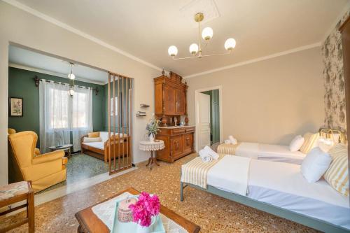Un dormitorio con dos camas y una sala de estar. en Veranda Verde in Argostoli, en Argostoli