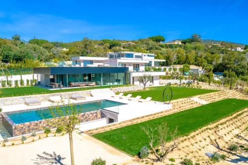 une vue aérienne d'une maison avec piscine dans l'établissement VILLA ELSA, Golfe de Saint Tropez, sublime vue mer, à Grimaud