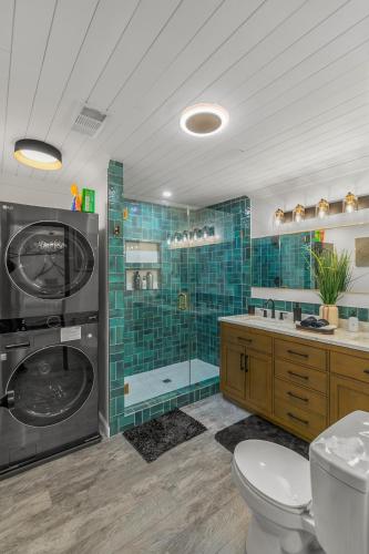 a bathroom with a shower and a toilet and a sink at Candlewick Inn and Suites in Eureka Springs