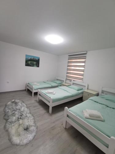 Habitación con 3 camas y sofá en Konak, en Plav