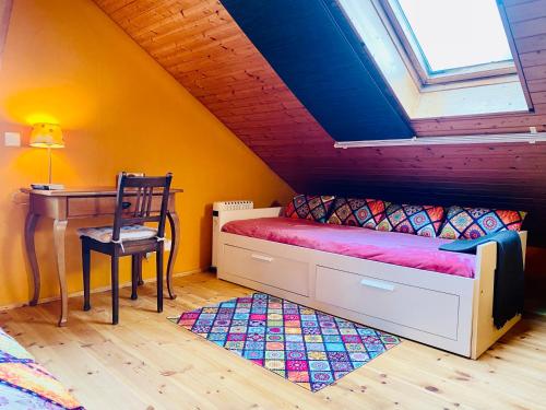 sypialnia z łóżkiem, biurkiem i oknem w obiekcie Ferien auf dem Birkenhof w mieście Herisau