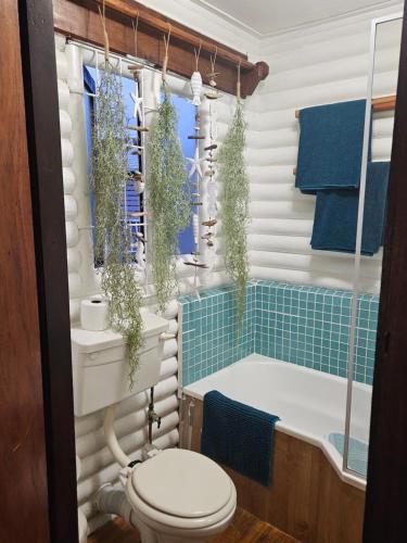 łazienka z wanną, toaletą i umywalką w obiekcie Finns Place in Knysna w mieście Brenton-on-Sea