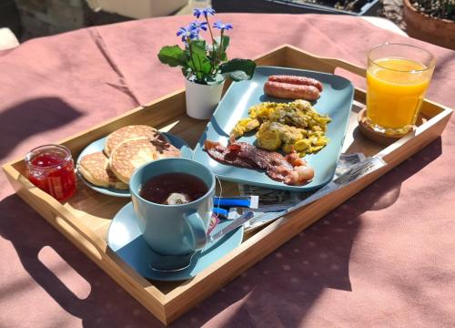 ein Tablett mit Frühstückszutaten auf dem Tisch in der Unterkunft Studio Romance in Carnoules