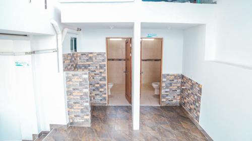 een badkamer met een douche en een toilet bij Hotel Caribe Coveñas in Coveñas