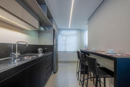 Η κουζίνα ή μικρή κουζίνα στο ISBL011 - Calçadão+Praia! Localização ideal em BC