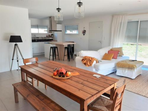 un salon avec une table et un canapé dans l'établissement Chez Steph, à Salles