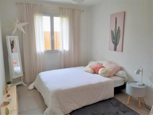 une chambre blanche avec un lit et une fenêtre dans l'établissement Chez Steph, à Salles